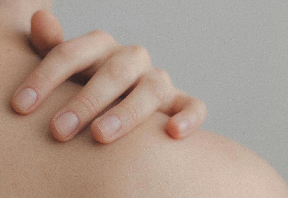 Mujer con la mano en el hombro